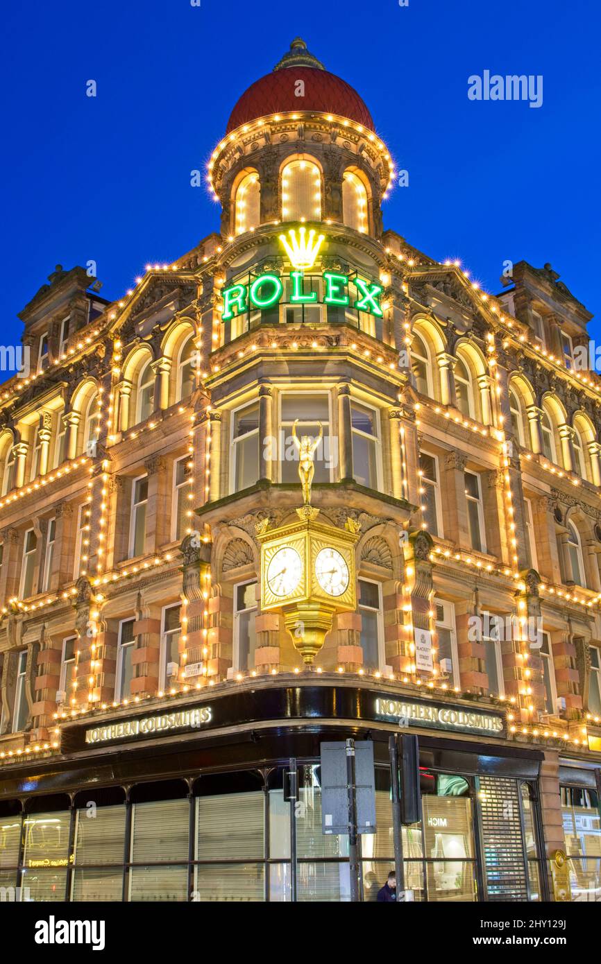 Le magasin de bijoux de Northern Goldmsiths magnifiquement illuminé se trouve sur Blackett Street à Newcastle upon Tyne. Banque D'Images