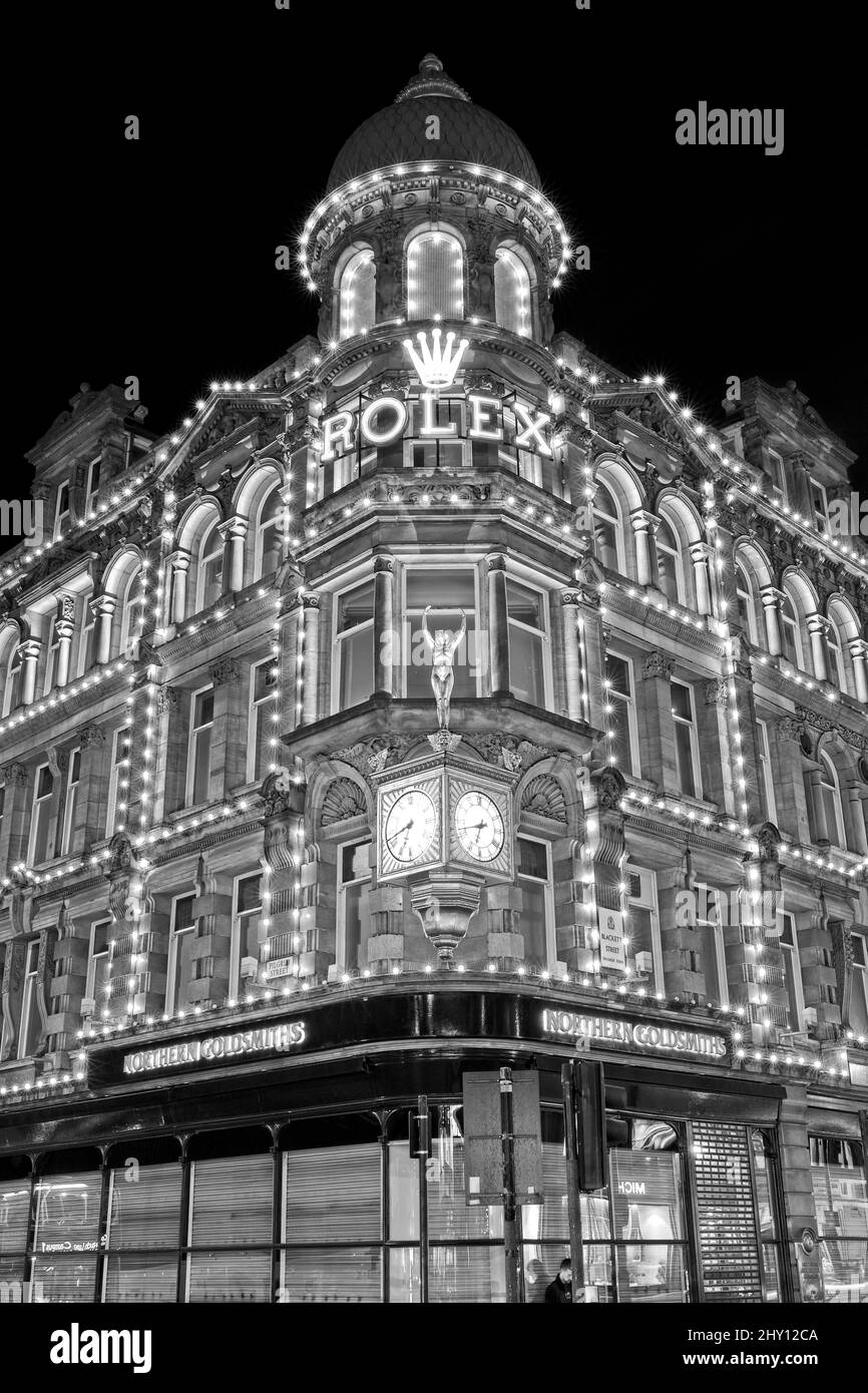 Le magasin de bijoux de Northern Goldmsiths magnifiquement illuminé se trouve sur Blackett Street à Newcastle upon Tyne. Banque D'Images