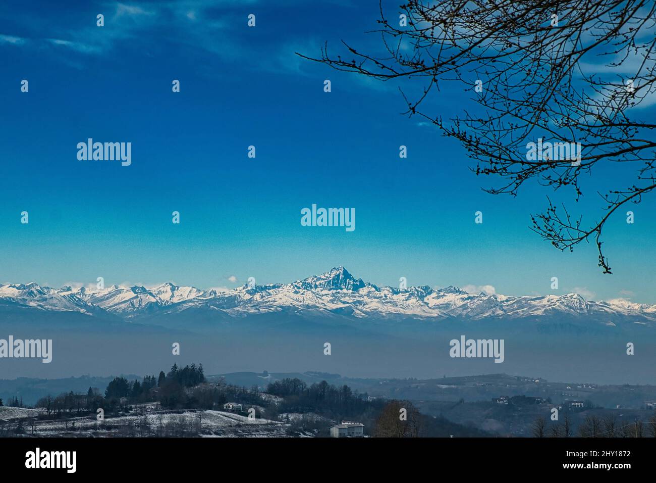 La chaîne de montagne monviso des Langhe piémontais près d'Alba. Couverte par la neige d'hiver de janvier 2022 Banque D'Images