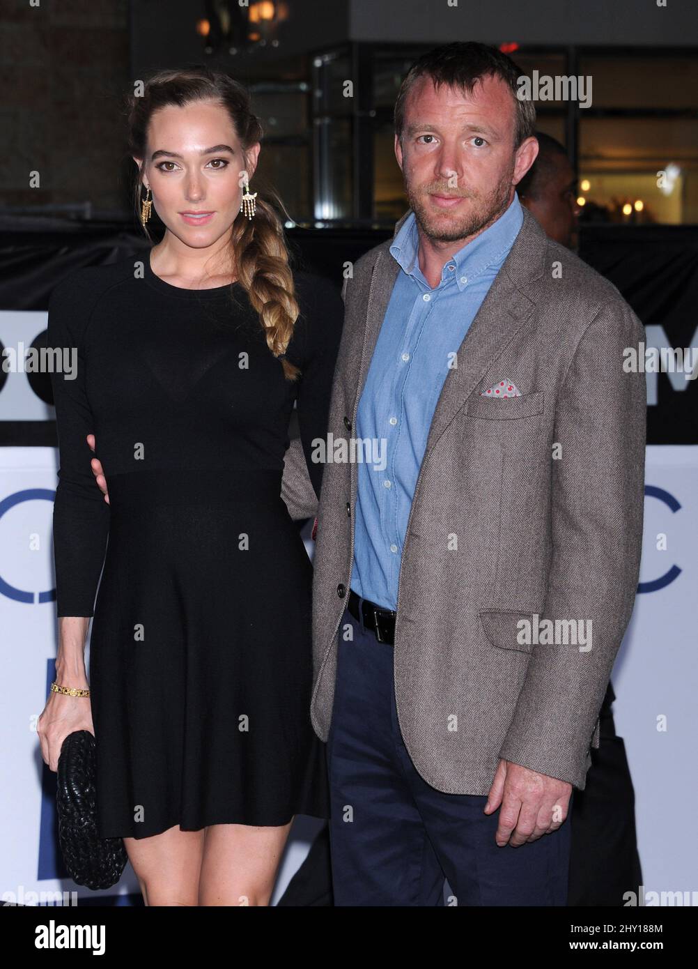 Guy Ritchie et Jacqui Ainsley assistent à la première « Oblivion » qui a eu lieu au Chinese Theatre de Los Angeles, aux États-Unis. Banque D'Images