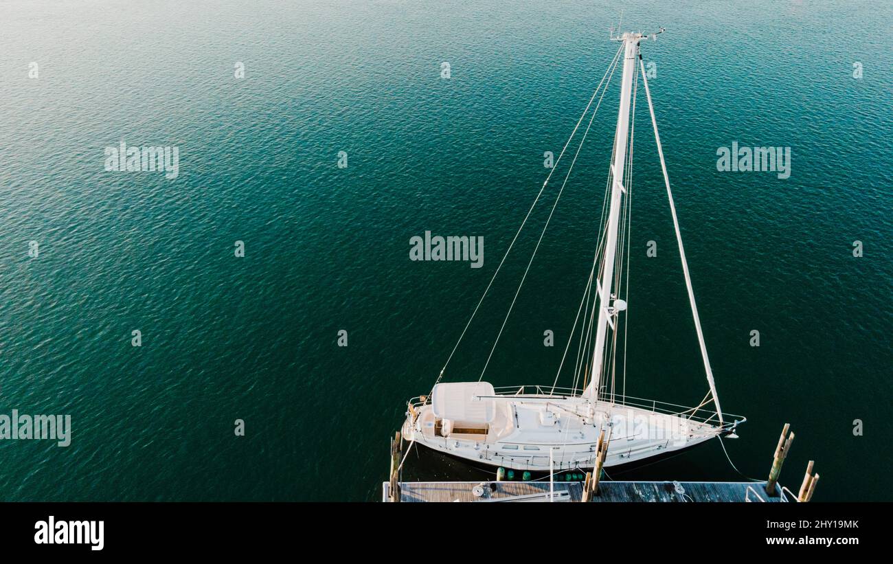 Une vue aérienne d'un bateau amarré dans l'eau turquoise lors d'une journée ensoleillée à Murrells Inlet, dans le comté de Georgetown, en Caroline du Sud, aux États-Unis Banque D'Images