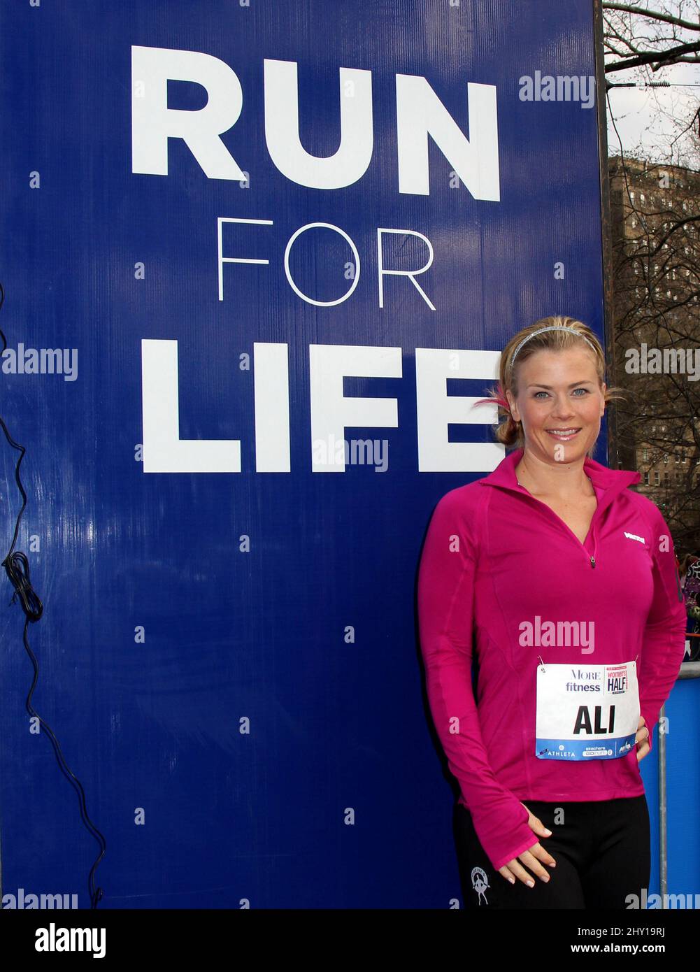 Alison Sweeney lors du demi-marathon féminin annuel More Magazine/Fitness Magazine 10th - tenu à Central Park le 14 avril 2013. Banque D'Images