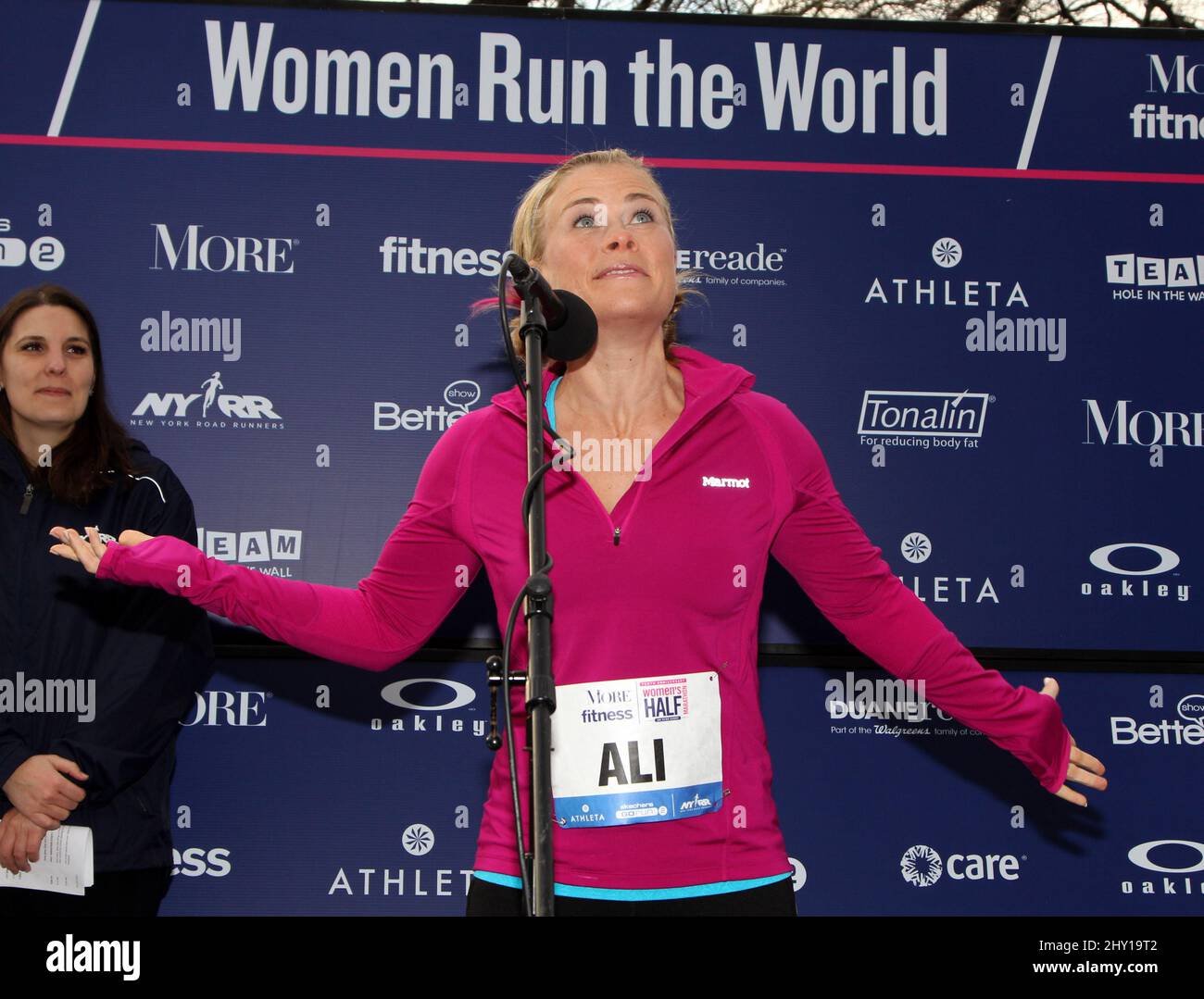 Alison Sweeney lors du demi-marathon féminin annuel More Magazine/Fitness Magazine 10th - tenu à Central Park le 14 avril 2013. Banque D'Images