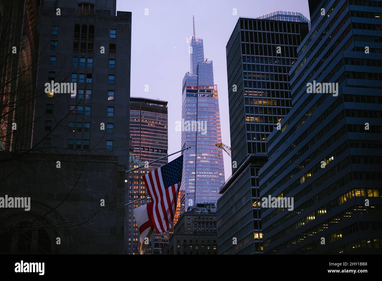 Bâtiments contemporains de haute élévation avec drapeau national américain sur la rue de New York Banque D'Images