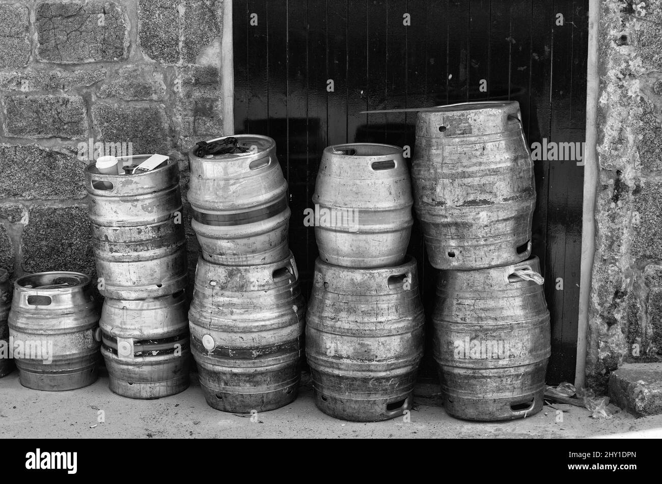 des fûts de bière en aluminium empilés à l'avant en noir et blanc personne personne personne personne personne Banque D'Images