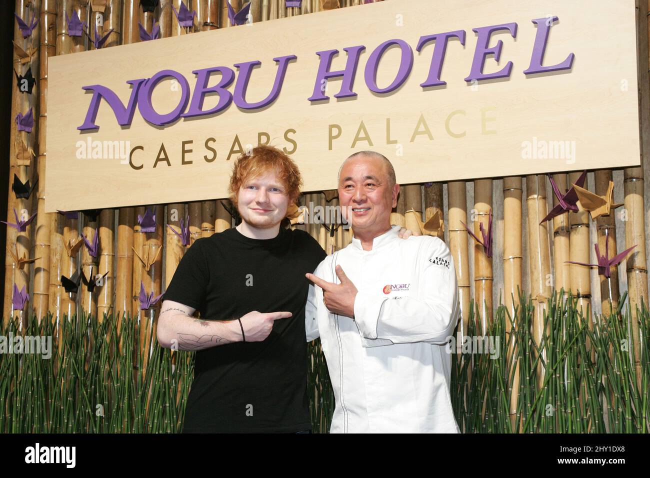 Ed Sheeran, Nobu Matsuhisa, assistant à l'ouverture officielle de l'hôtel Nobu au Caesar's Palace de Las Vegas, Nevada. Banque D'Images