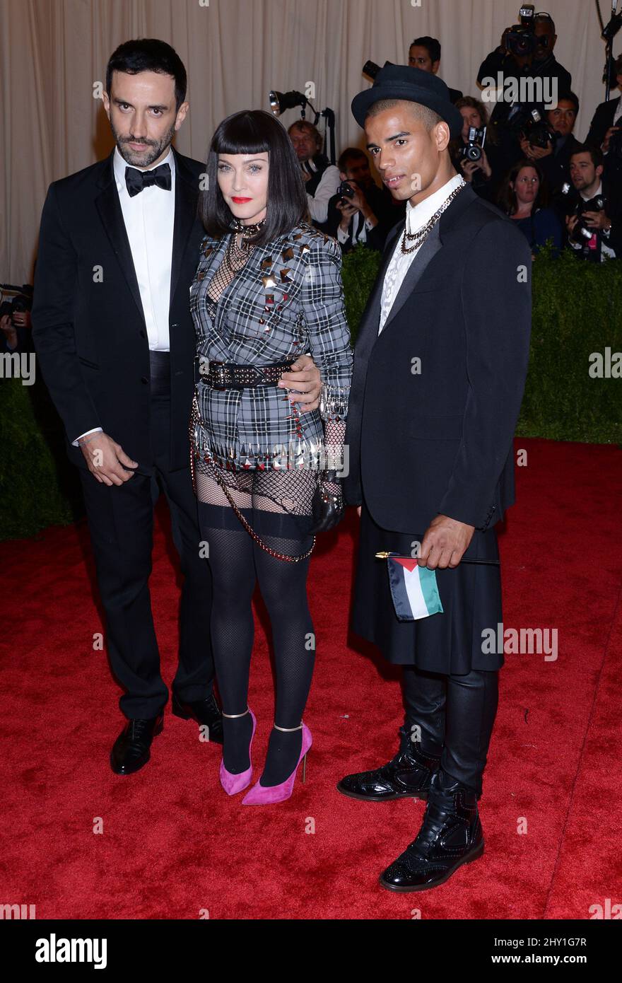 Riccardo Tisci, Madonna et Brahim Zaibat participant au MET Gala 2013: 'PUNK: Chaos to Couture' tenu au Metropolitan Museum of Art de New York, Etats-Unis. Banque D'Images