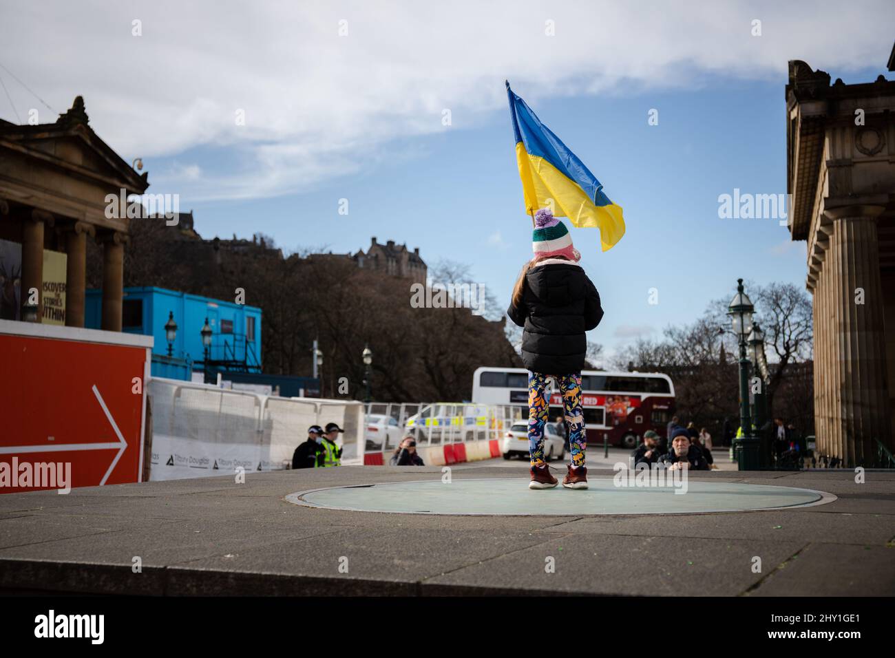 Arrêtez les manifestants de guerre qui se rassemblent au Mound d'Édimbourg pour protester contre l'invasion russe de l'Ukraine, plusieurs MSP y ont également assisté. Banque D'Images