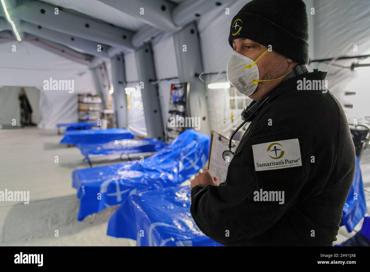 Lviv, Ukraine. 14th mars 2022. Un médecin se prépare à recevoir des patients dans l'hôpital nouvellement créé, qui a été déployé par des médecins américains de l'organisation 'la Purse de Samaritan' dans le parking souterrain du Roi Cross Leopolis, dans le cadre de l'invasion militaire russe en Ukraine, dans le village de Sokilniki près de Lviv. Crédit : SOPA Images Limited/Alamy Live News Banque D'Images