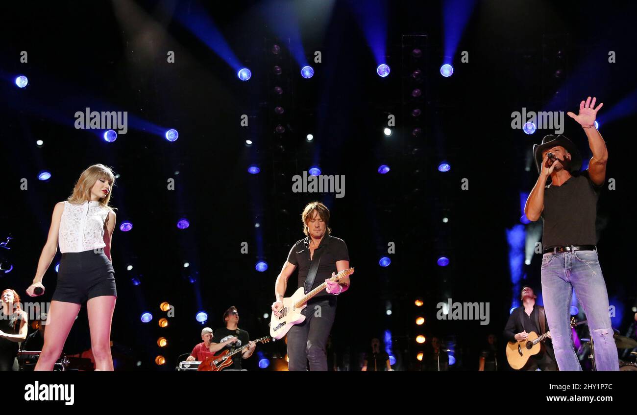 Taylor Swift, Tim McGraw et Keith Urban se sont produits au CMA Music Festival 2013 au LP Field le jeudi 6 juin 2013 à Nashville, Tennessee. Banque D'Images