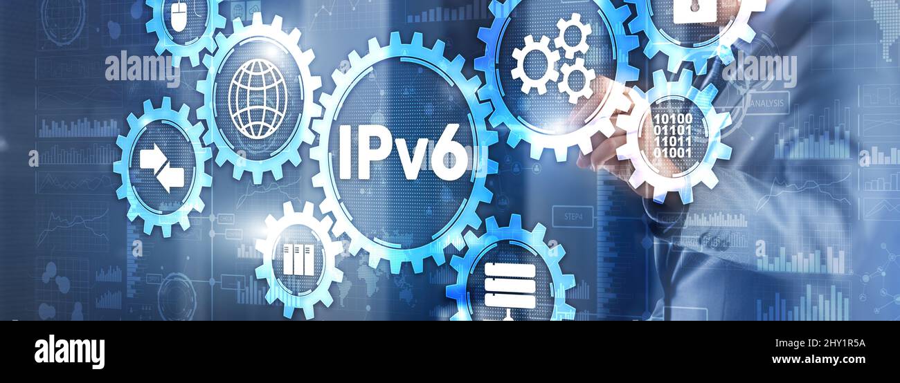 IPv6. Homme d'affaires en appuyant sur l'interface de l'écran tactile et en sélectionnant l'icône Protocole Internet. Banque D'Images