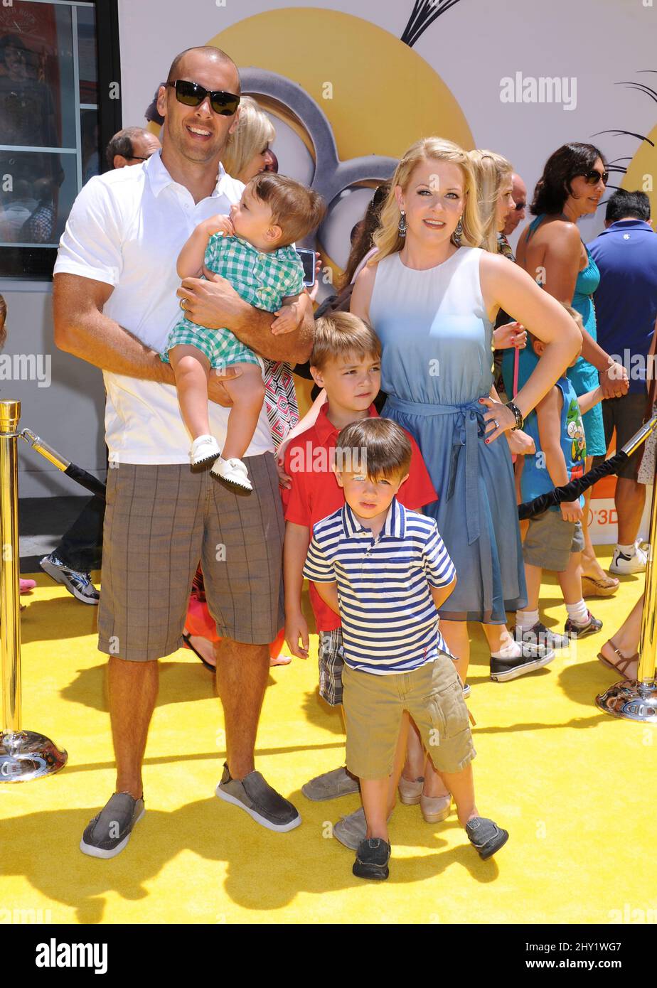 Melissa Joan Hart, Mark Wilkerson, Braydon Wilkerson, Mason Wilkerson et Tucker Wilkerson ont assisté à la première « le méchant moi 2 » qui s'est tenue à Universal CityWalk à Los Angeles, aux États-Unis. Banque D'Images