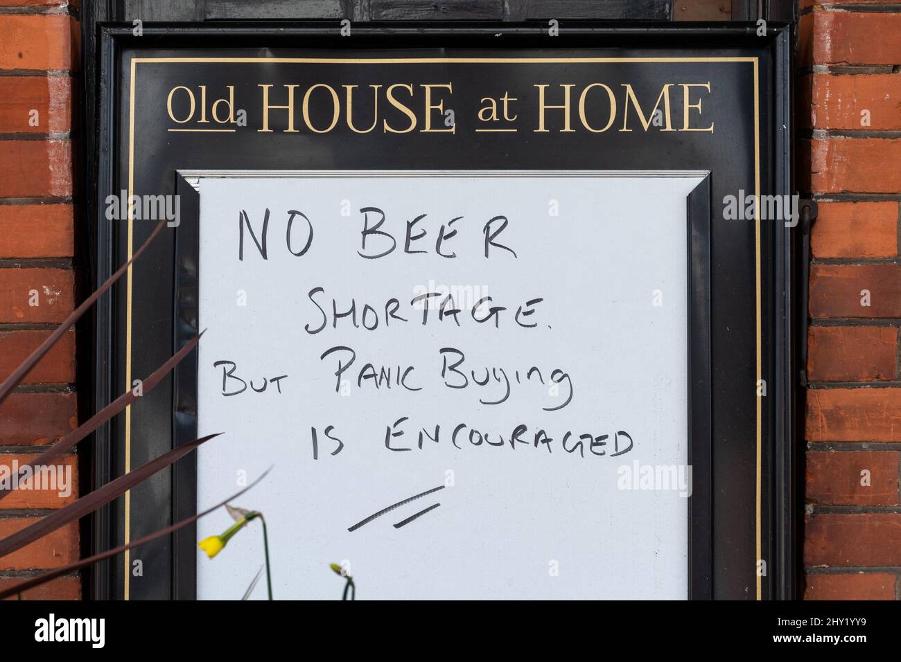 Panneau amusant devant le pub Old House at Home dans le village d'Overton, Hampshire, Angleterre, Royaume-Uni. Il n'y a pas de pénurie de bière, mais l'achat de panique est encouragé. Banque D'Images