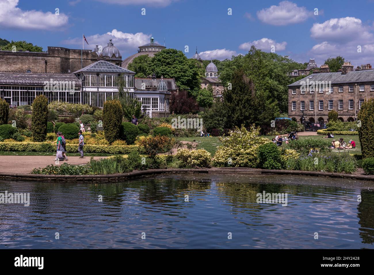 Vue sur les jardins Pavilion, un parc victorien traditionnel et une destination touristique populaire à Buxton, en Angleterre Banque D'Images