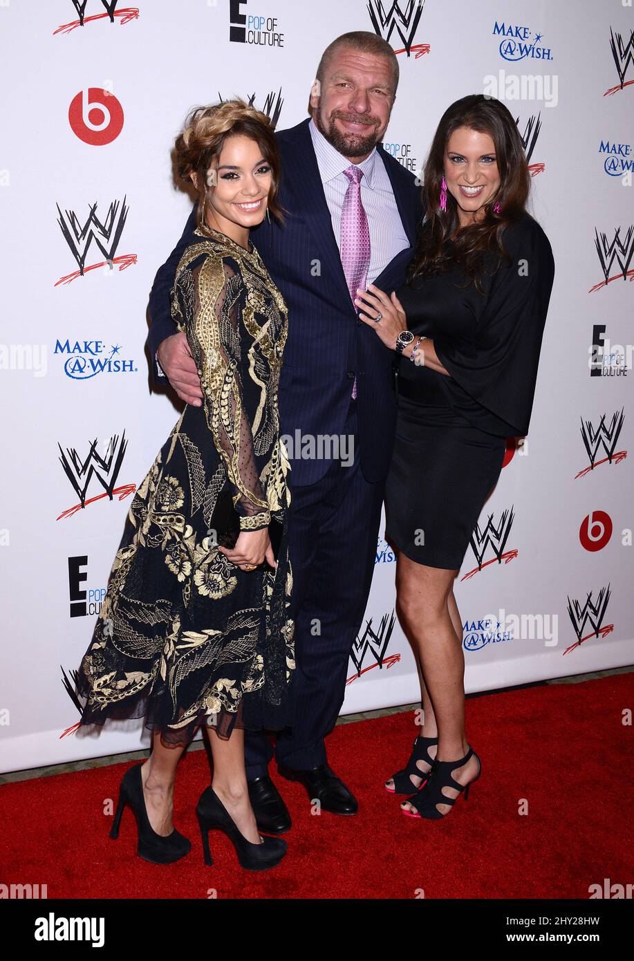 Paul 'Triple H' Levesque, Vanessa Hudgens et Stephanie McMahon arrivant à la WWE 'Superstars for Hope', honorant le make-A-Wish à l'hôtel Beverly Hills, Los Angeles. Banque D'Images