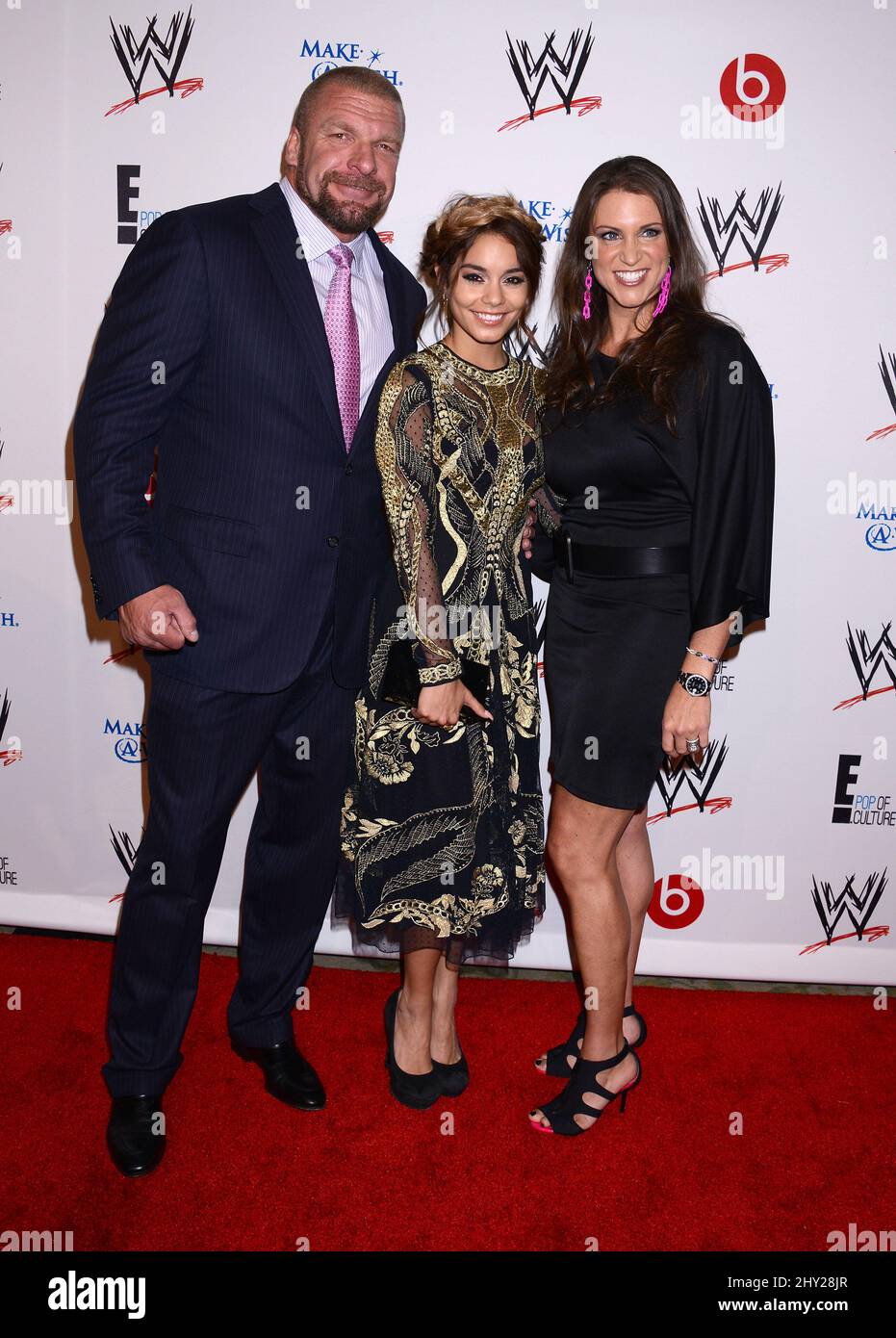 Paul 'Triple H' Levesque, Vanessa Hudgens et Stephanie McMahon arrivant à la WWE 'Superstars for Hope', honorant le make-A-Wish à l'hôtel Beverly Hills, Los Angeles. Banque D'Images