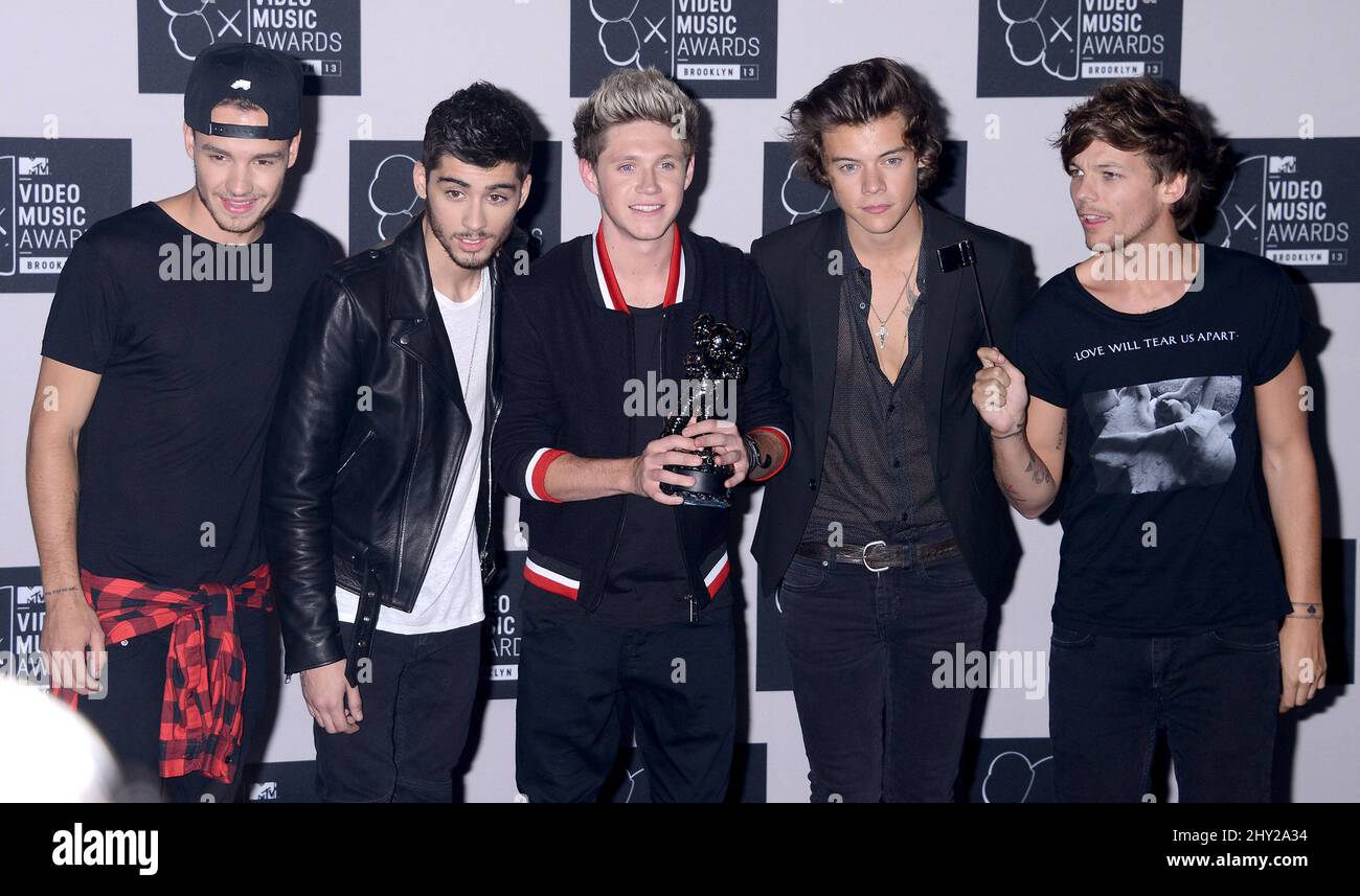 Groupe musical un direction membres du groupe Niall Horan, Zayn Malik, Louis Tomlinson Liam Payne, Harry Styles dans la salle des prix au MTV Video Music Awards 2013 au Barclay Centre, Brooklyn, New York. Banque D'Images