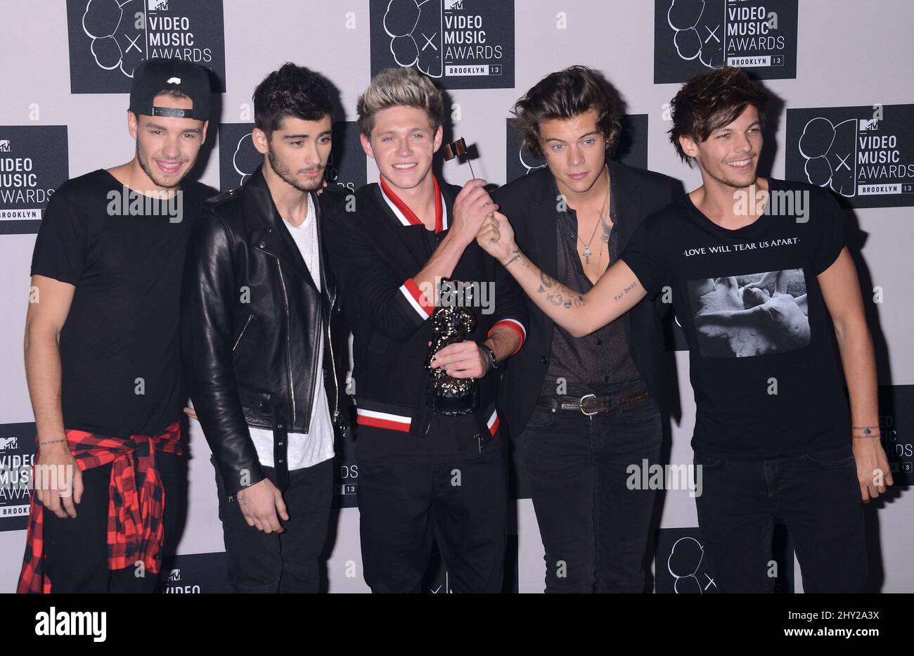Groupe musical un direction membres du groupe Niall Horan, Zayn Malik, Louis Tomlinson Liam Payne, Harry Styles dans la salle des prix au MTV Video Music Awards 2013 au Barclay Centre, Brooklyn, New York. Banque D'Images