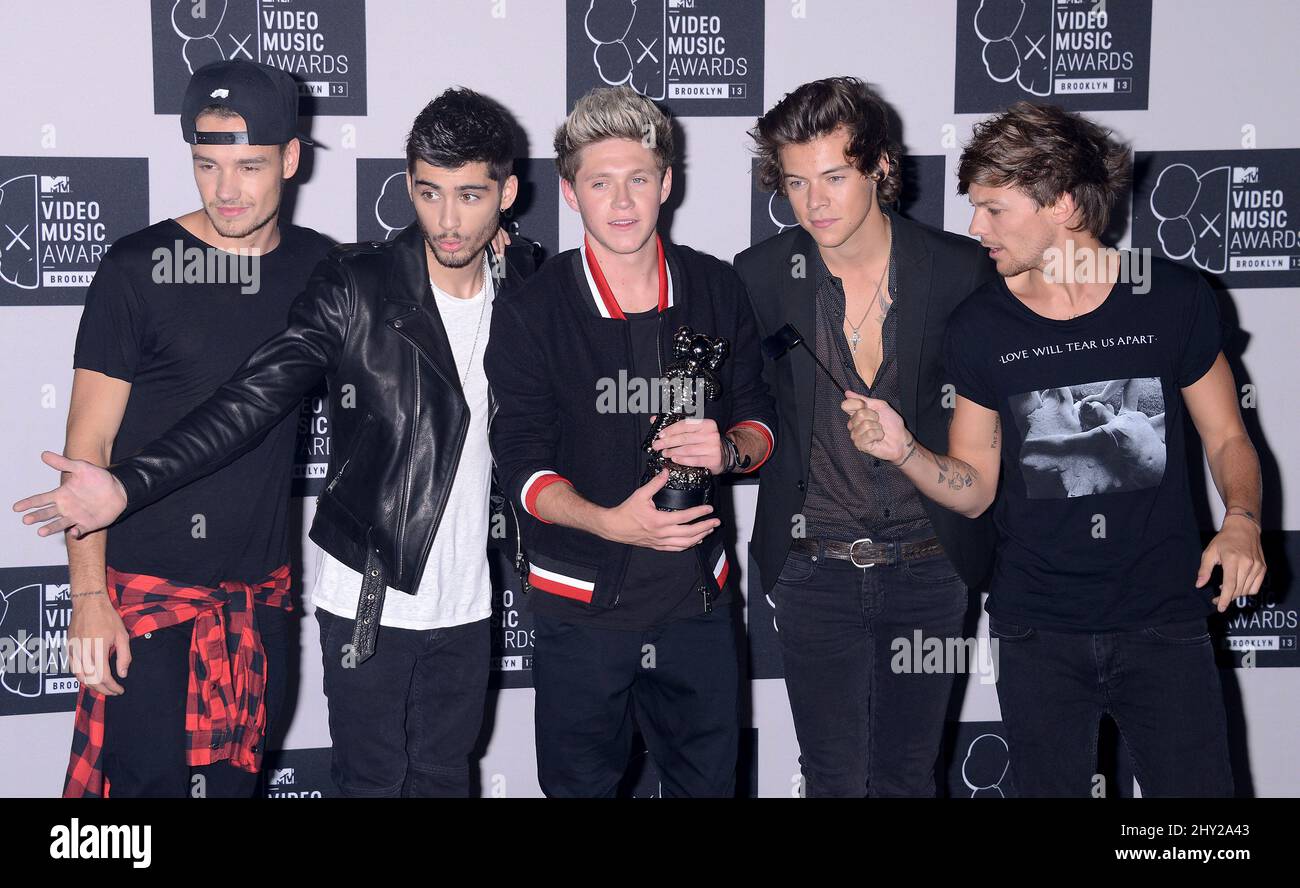 Groupe musical un direction membres du groupe Niall Horan, Zayn Malik, Louis Tomlinson Liam Payne, Harry Styles dans la salle des prix au MTV Video Music Awards 2013 au Barclay Centre, Brooklyn, New York. Banque D'Images