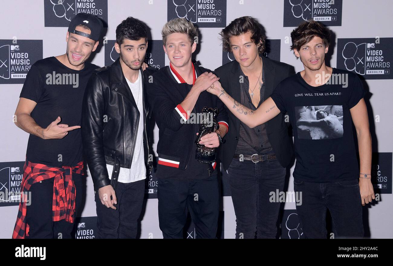 Groupe musical un direction membres du groupe Niall Horan, Zayn Malik, Louis Tomlinson Liam Payne, Harry Styles dans la salle des prix au MTV Video Music Awards 2013 au Barclay Centre, Brooklyn, New York. Banque D'Images