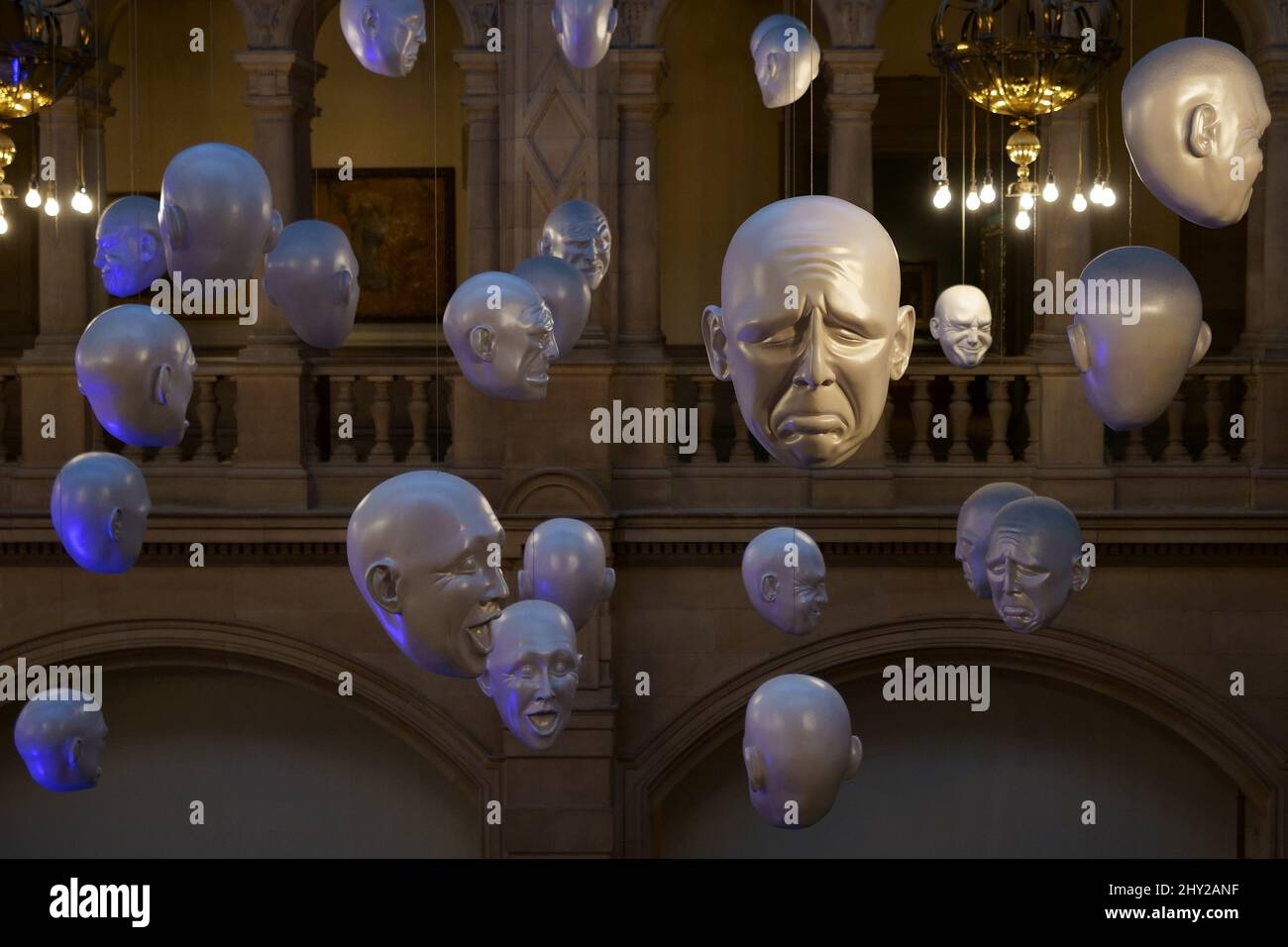 L'installation de Floating Heads au musée et à la galerie d'art Kelvingrove de Glasgow, en Écosse Banque D'Images