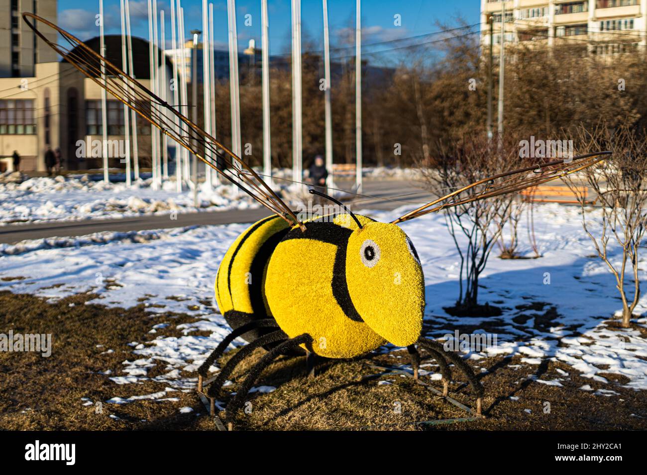 Moscou, Russie - 14 mars 2022 : figurine décorative d'une abeille sur la pelouse. Banque D'Images