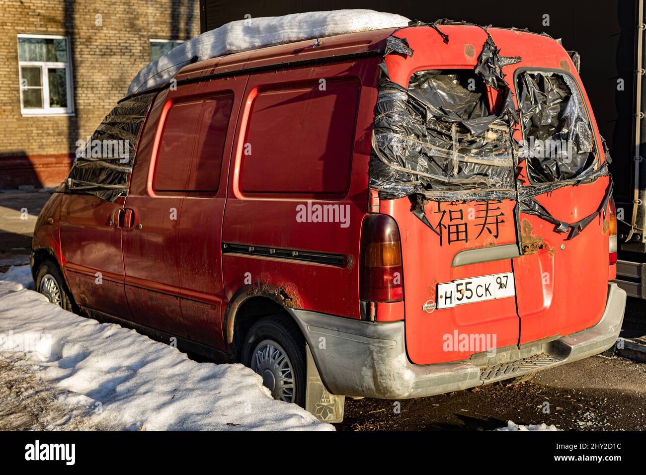 Moscou, Russie - 02 mars 2022 : vitre arrière cassée de la fourgonnette . Photo de haute qualité Banque D'Images