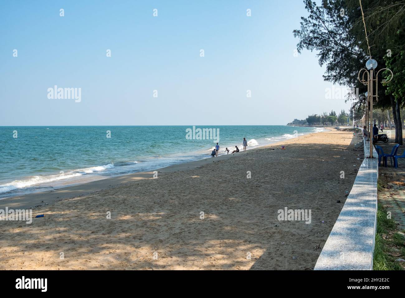 La côte juste au sud de Pak Nam Pran dans la province de Prachuap Khiri Khan en Thaïlande Banque D'Images
