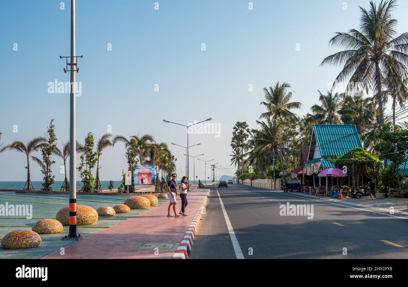 La route côtière juste au sud de Pak Nam Pran dans la province de Prachuap Khiri Khan en Thaïlande Banque D'Images