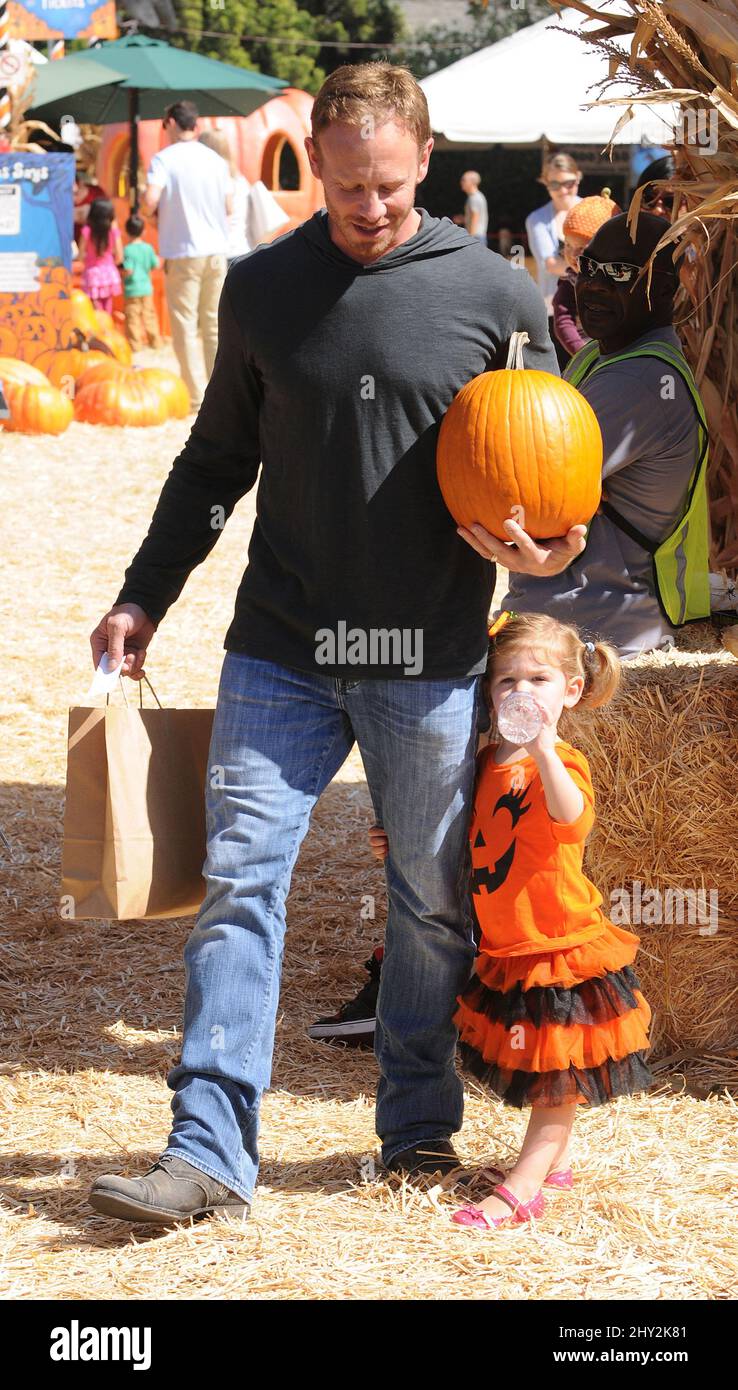 Ian Ziering avec sa famille au Pumpkin Patch Banque D'Images