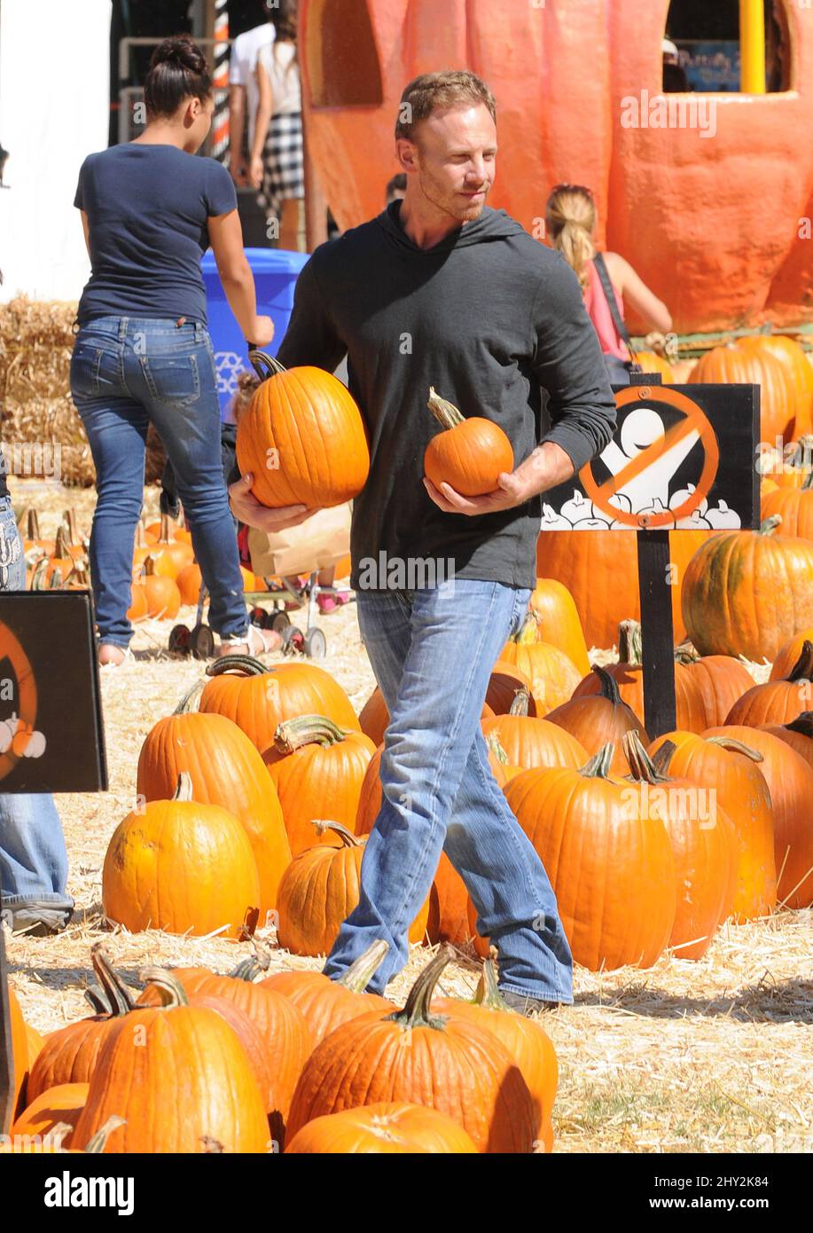 Ian Ziering avec sa famille au Pumpkin Patch Banque D'Images