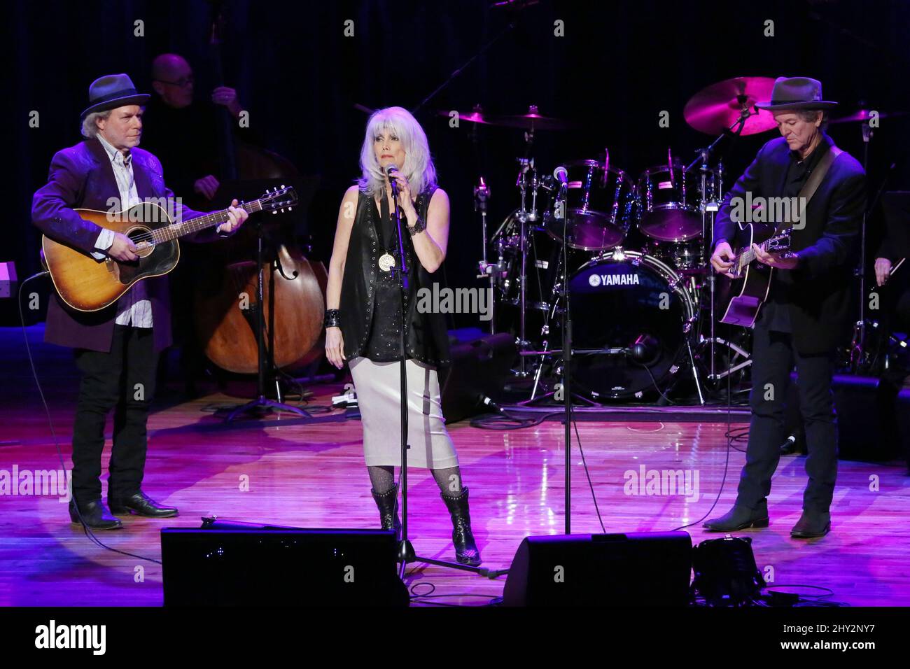 Buddy Miller,Emmylou Harris,Rodney Crowell lors de la cérémonie de médaillon qui a eu lieu au CMA Theatre au Country Music Hall of Fame, Nashville, Tennessee. Banque D'Images