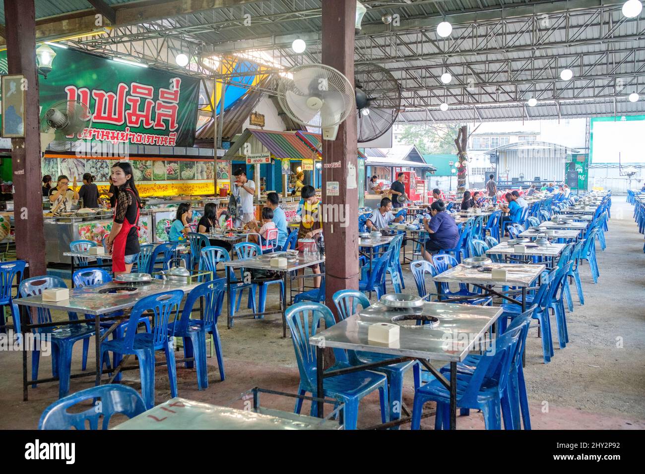 Restaurant dans la ville de Ratchaburi, Thaïlande. Banque D'Images