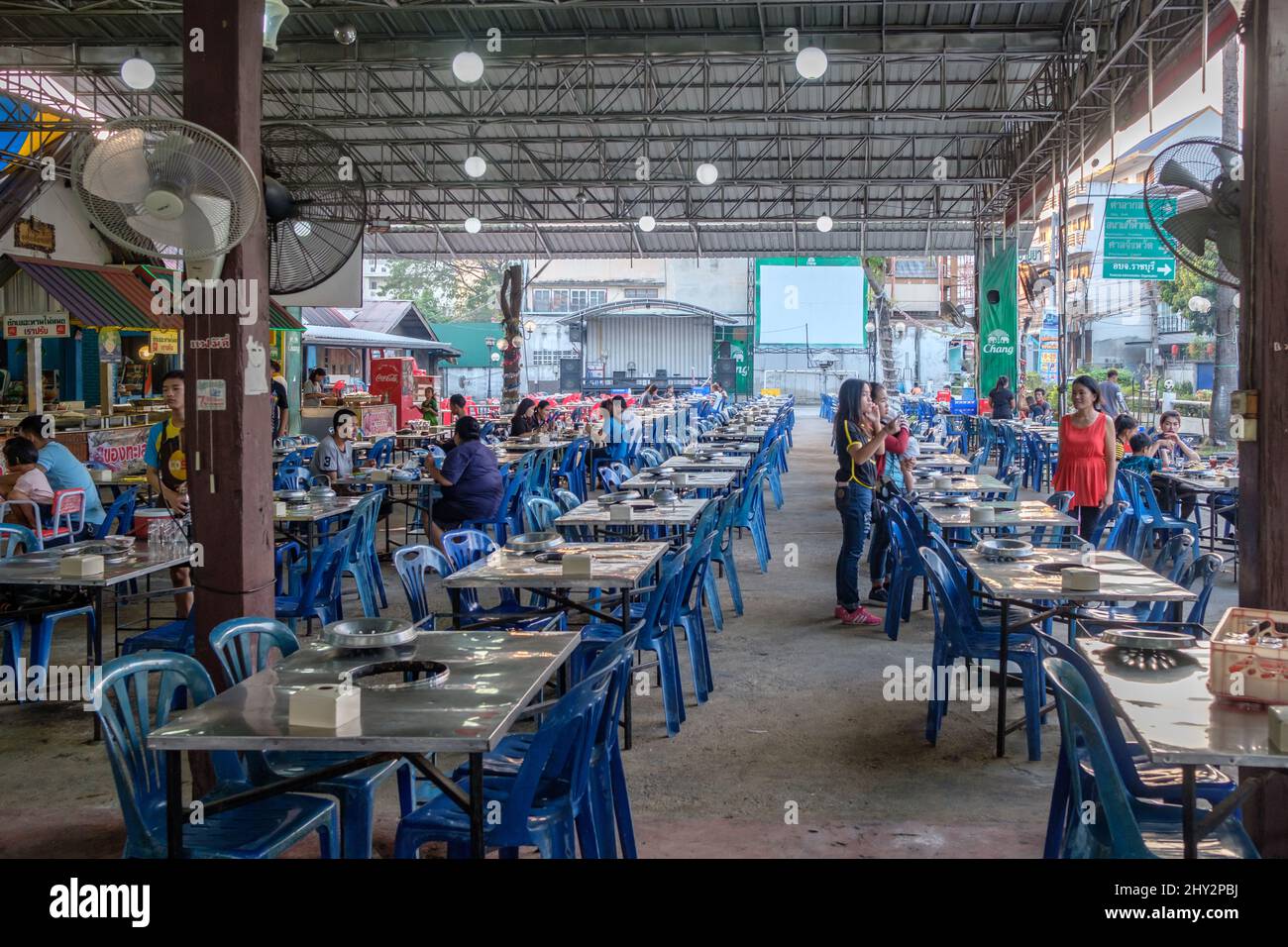 Restaurant dans la ville de Ratchaburi, Thaïlande. Banque D'Images