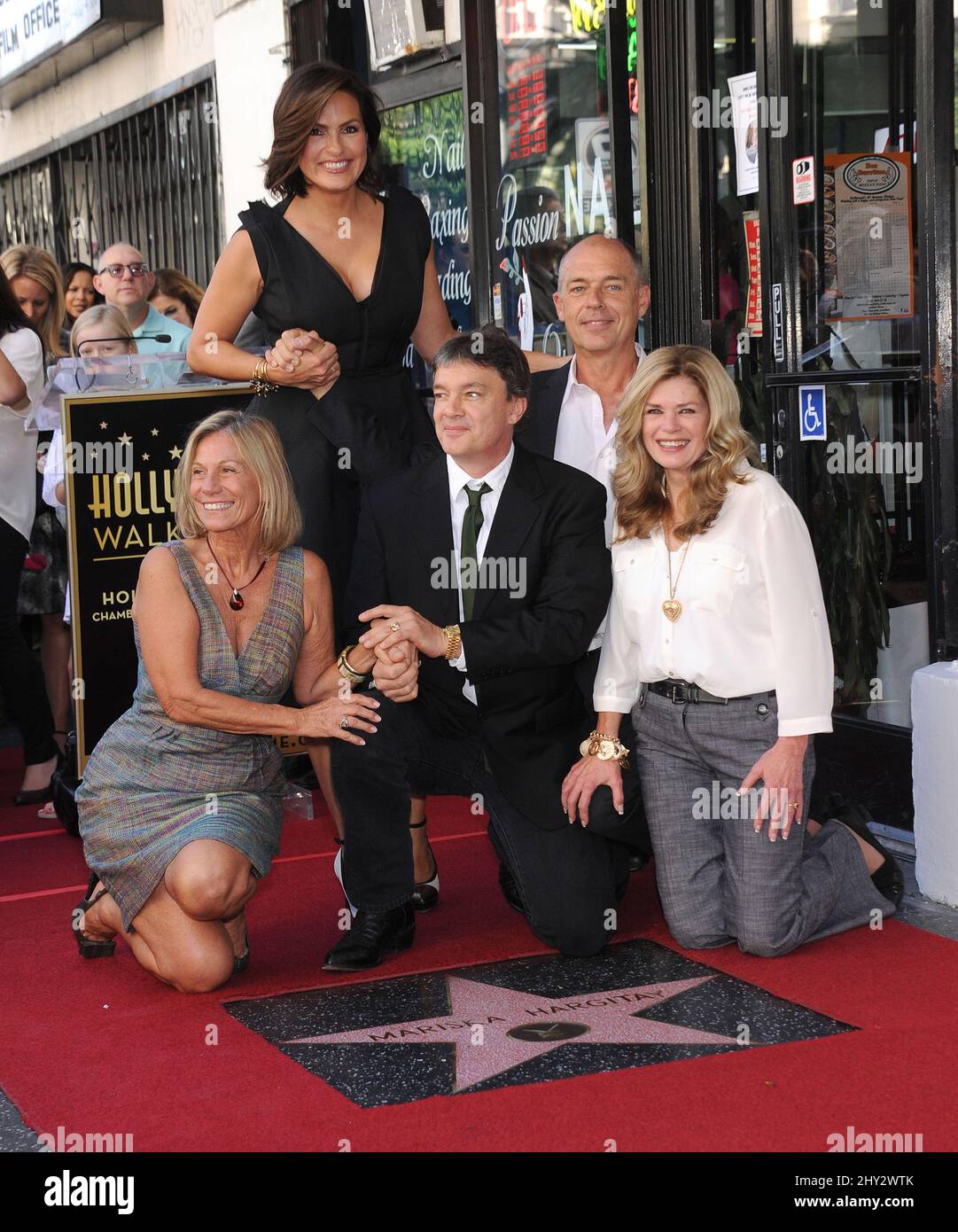 Ellen Hargitay, Mickey Hargitay Jr, Zoltan Hargitay, Mariska Hargitay et Jayne Marie Mansfield en tant que Mariska Hargitay est honorée d'une star du Hollywood Walk of Fame à côté de la star de sa mère Jayne Mansfield Banque D'Images