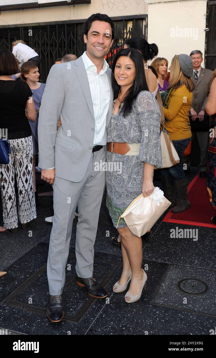 Danny Pino et Lilly Pino assistent à une star lors de la cérémonie du Hollywood Walk of Fame à Los Angeles, en Californie. Banque D'Images