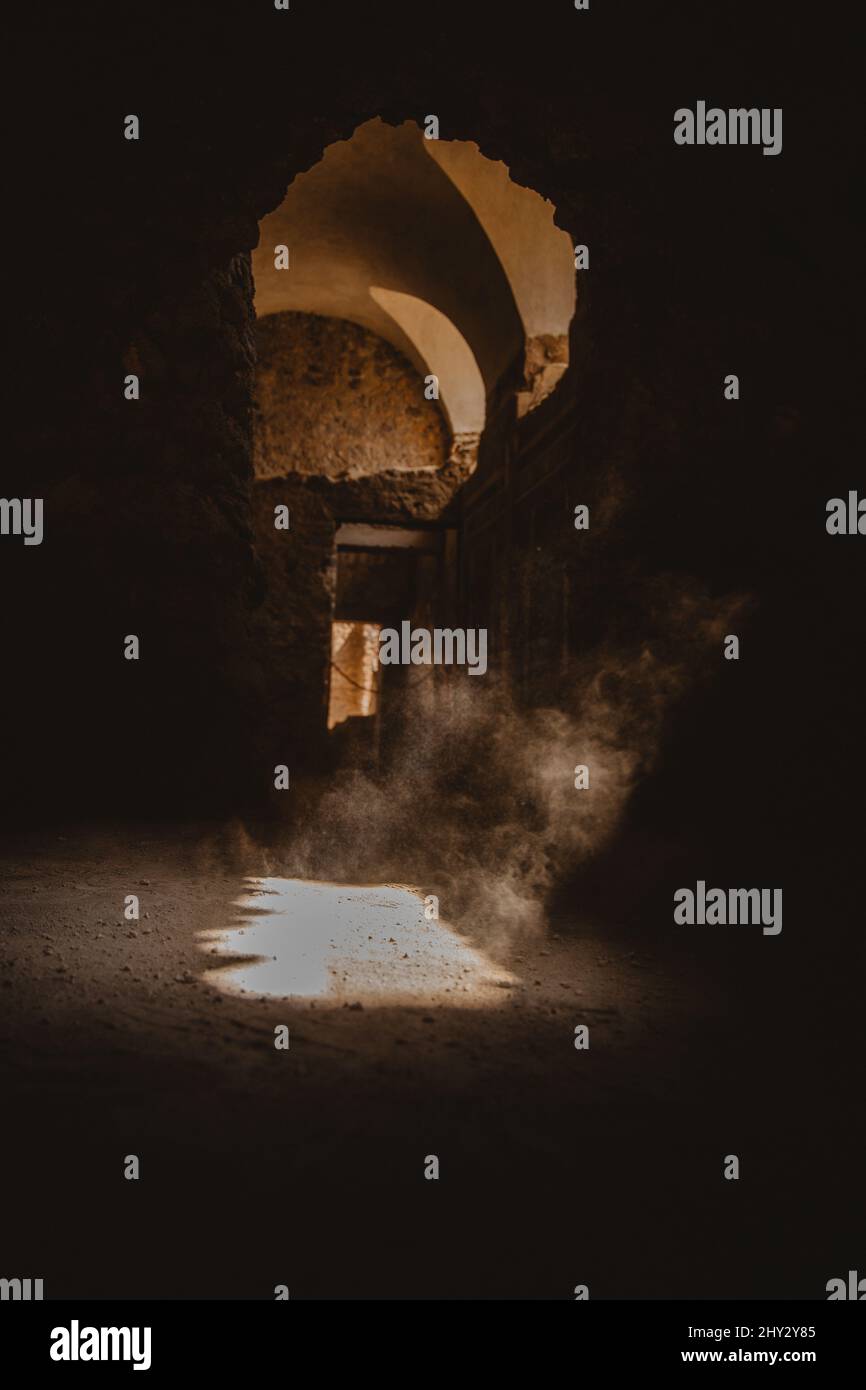 Vue sur un couloir dans une ville souterraine ou catacombe avec lumière pénétrant dans la fenêtre Banque D'Images