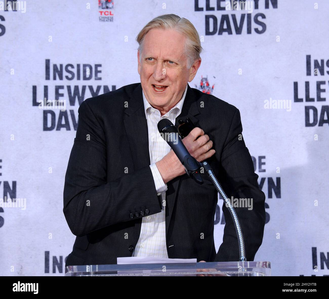 T-Bone Burnett lors de la cérémonie de la main-print et de l'empreinte de John Goodman qui s'est tenue au TCL Chinese Theatre de Los Angeles, aux États-Unis. Banque D'Images