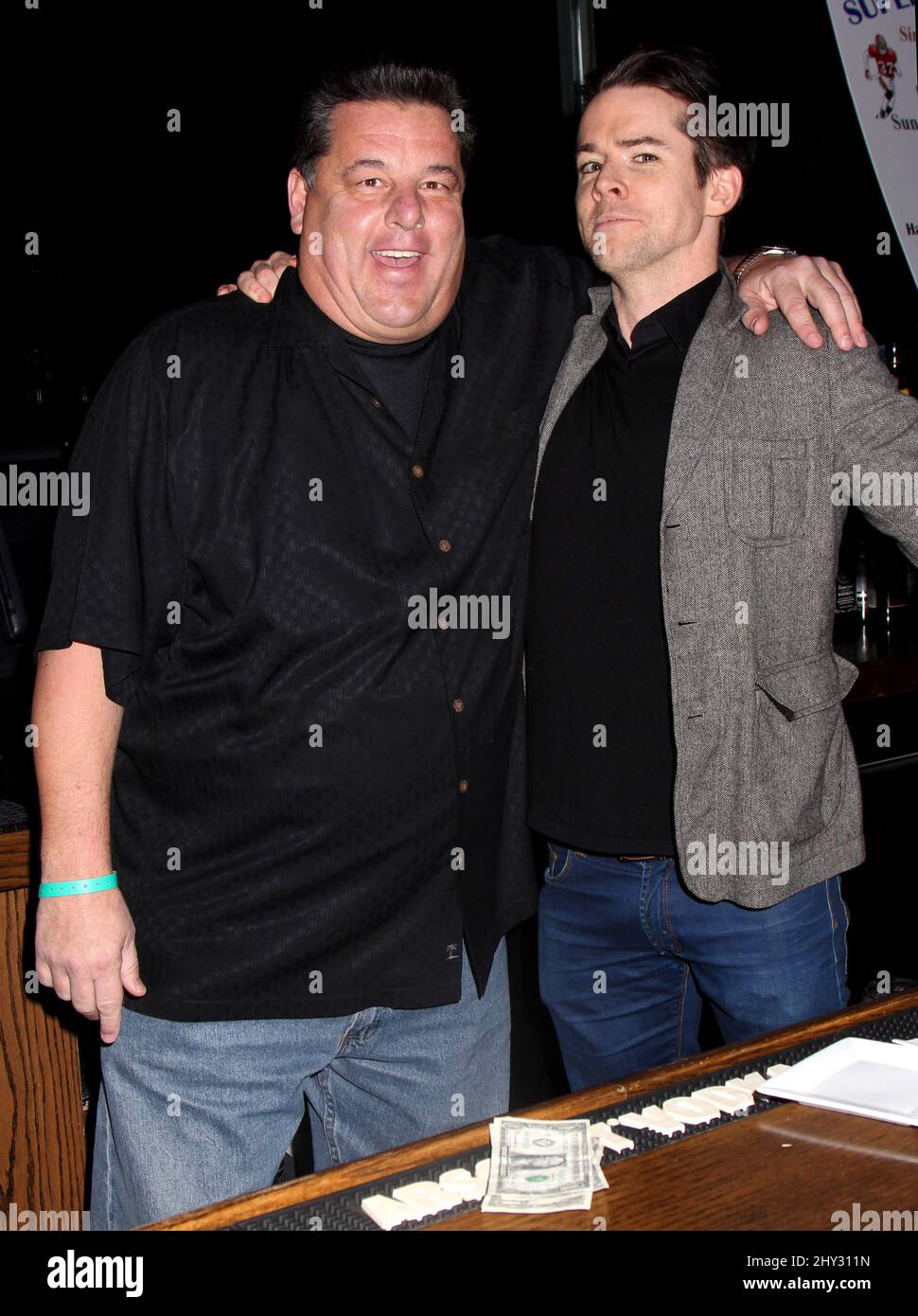 Steve Schirripa et Christian Campbell assistent à la « nuit des fêtard avec soin », qui s'est tenue au Hudson Station Bar and Grill, à New York. Banque D'Images
