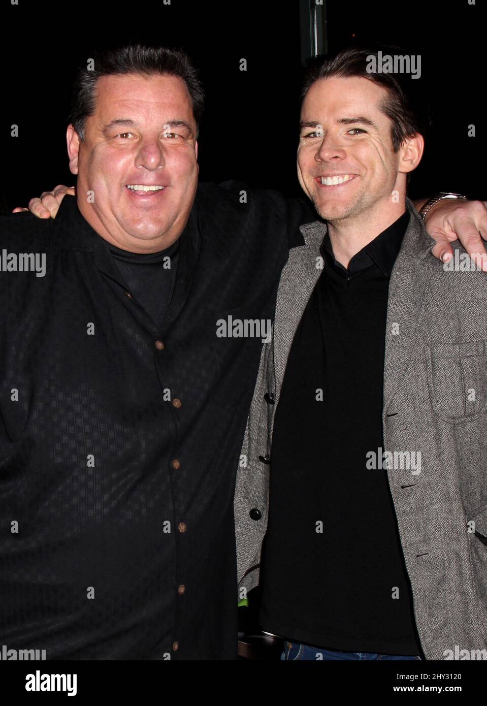 Steve Schirripa et Christian Campbell assistent à la « nuit des fêtard avec soin », qui s'est tenue au Hudson Station Bar and Grill, à New York. Banque D'Images