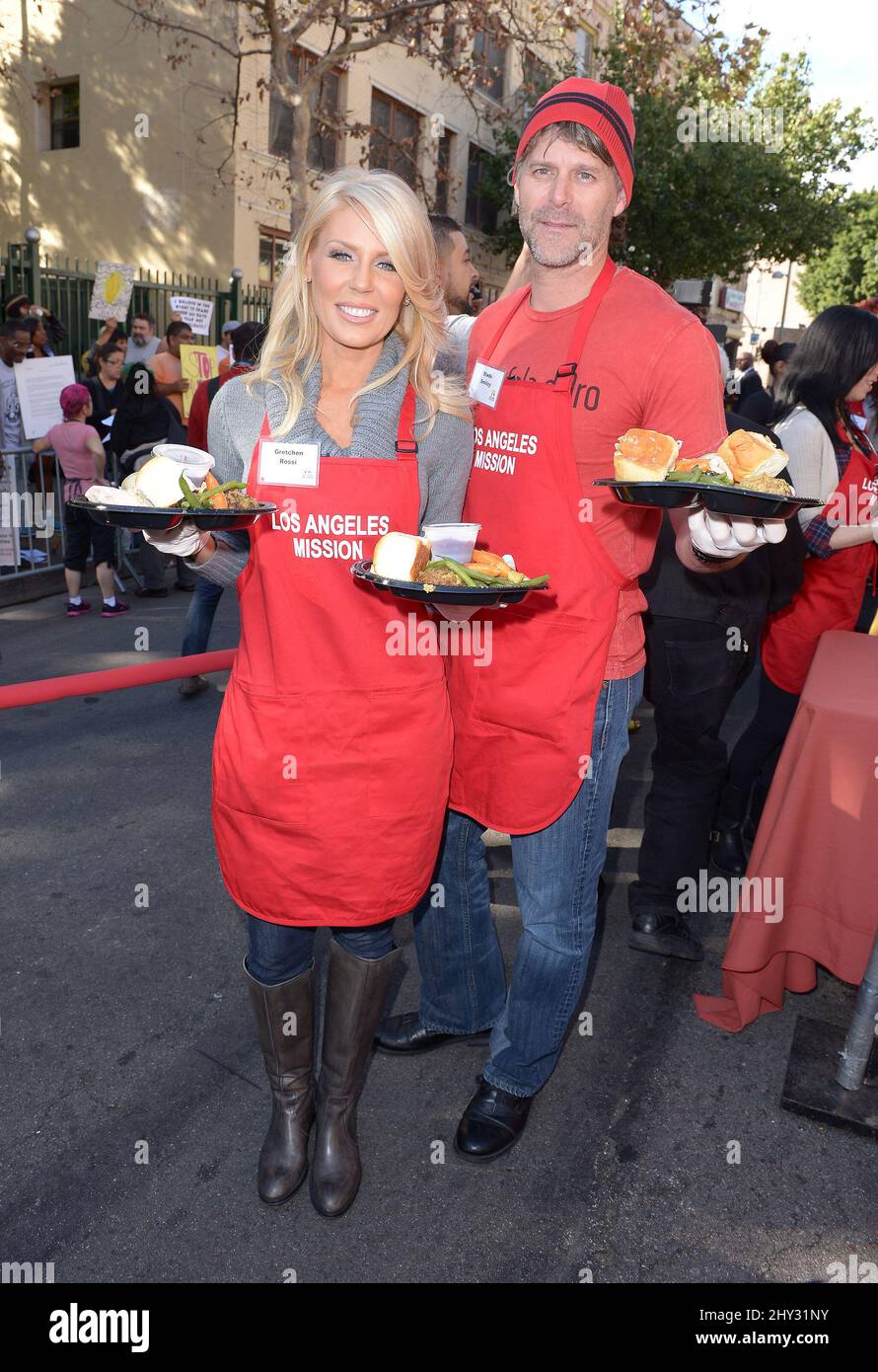 Gretchen Rossi, sale Smiley pendant l'action de grâce DE LA Mission pour les sans-abri qui ont eu lieu à la Mission de Los Angeles. Banque D'Images