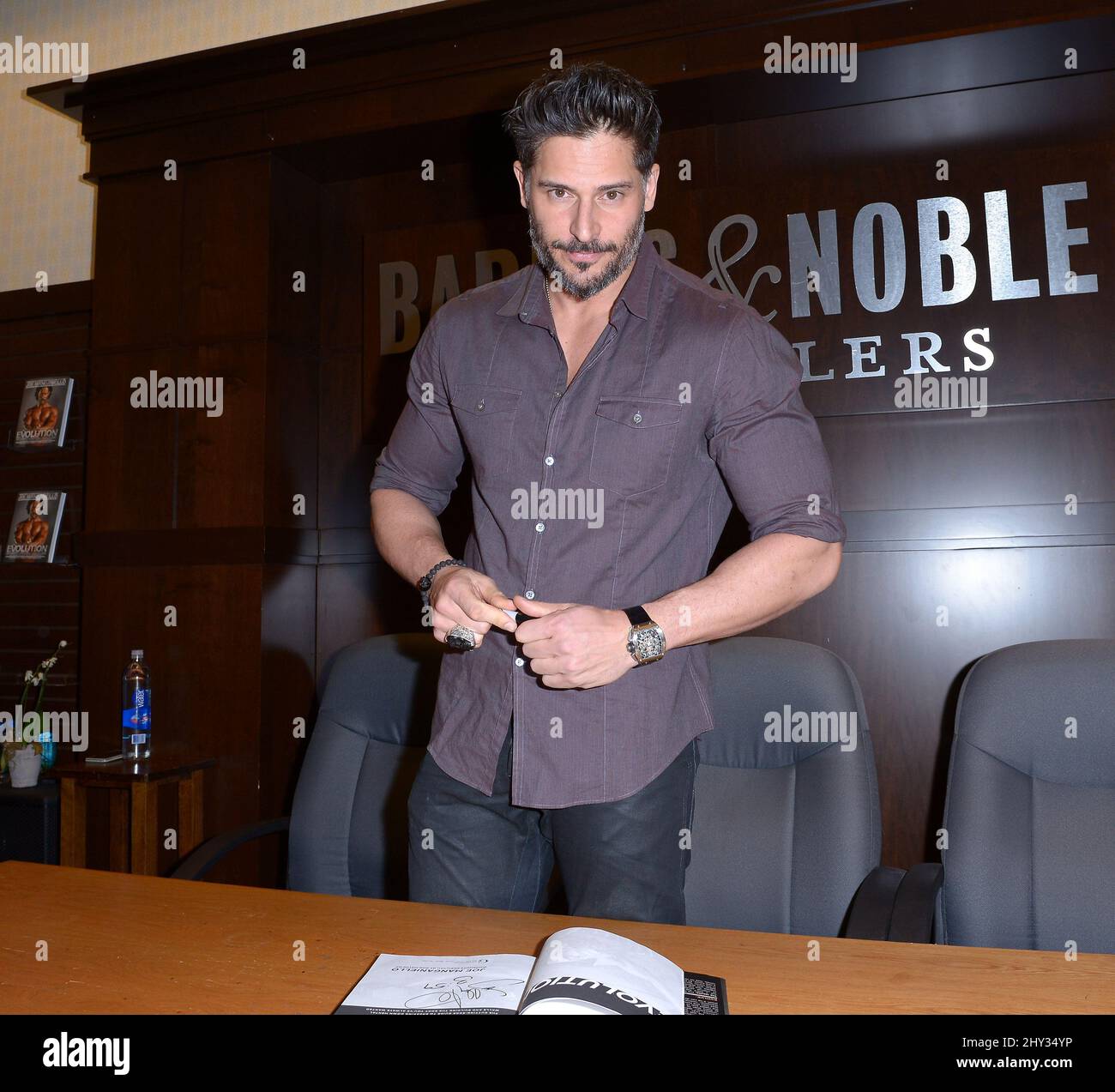 Joe Manganiello signe des copies de son nouveau livre intitulé « Evolution: The Cutting Edge Guide to Breaking Down Mental Walls and Building the Body You Aways Wanted », qui s'est tenu à Barnes & Noble au Grove de Los Angeles, en Californie. Banque D'Images