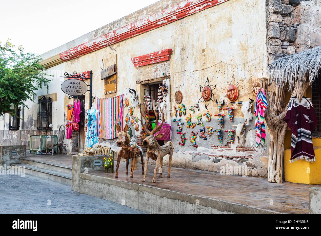 Loreto, Baja California sur, Mexique. 17 novembre 2021. Marchand d'art populaire à Baja, au Mexique. Banque D'Images