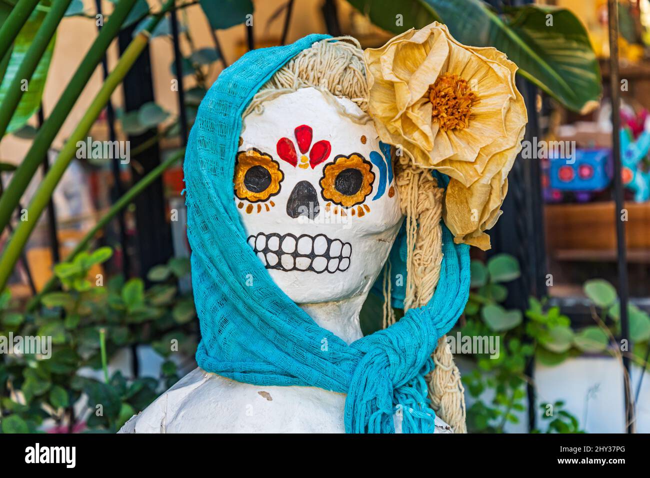 La Paz, Basse Californie sur, Mexique. 18 novembre 2021. Sculpture d'art  folklorique d'un squelette avec des yeux de fleur Photo Stock - Alamy