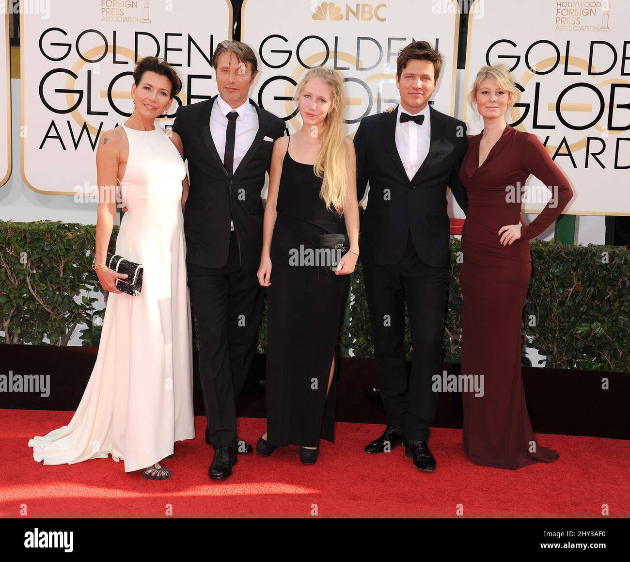 Mads Mikkelsen, Hanne Jacobsen et Thomas Vinterberg assistent aux prix annuels du Golden Globe 71st Banque D'Images