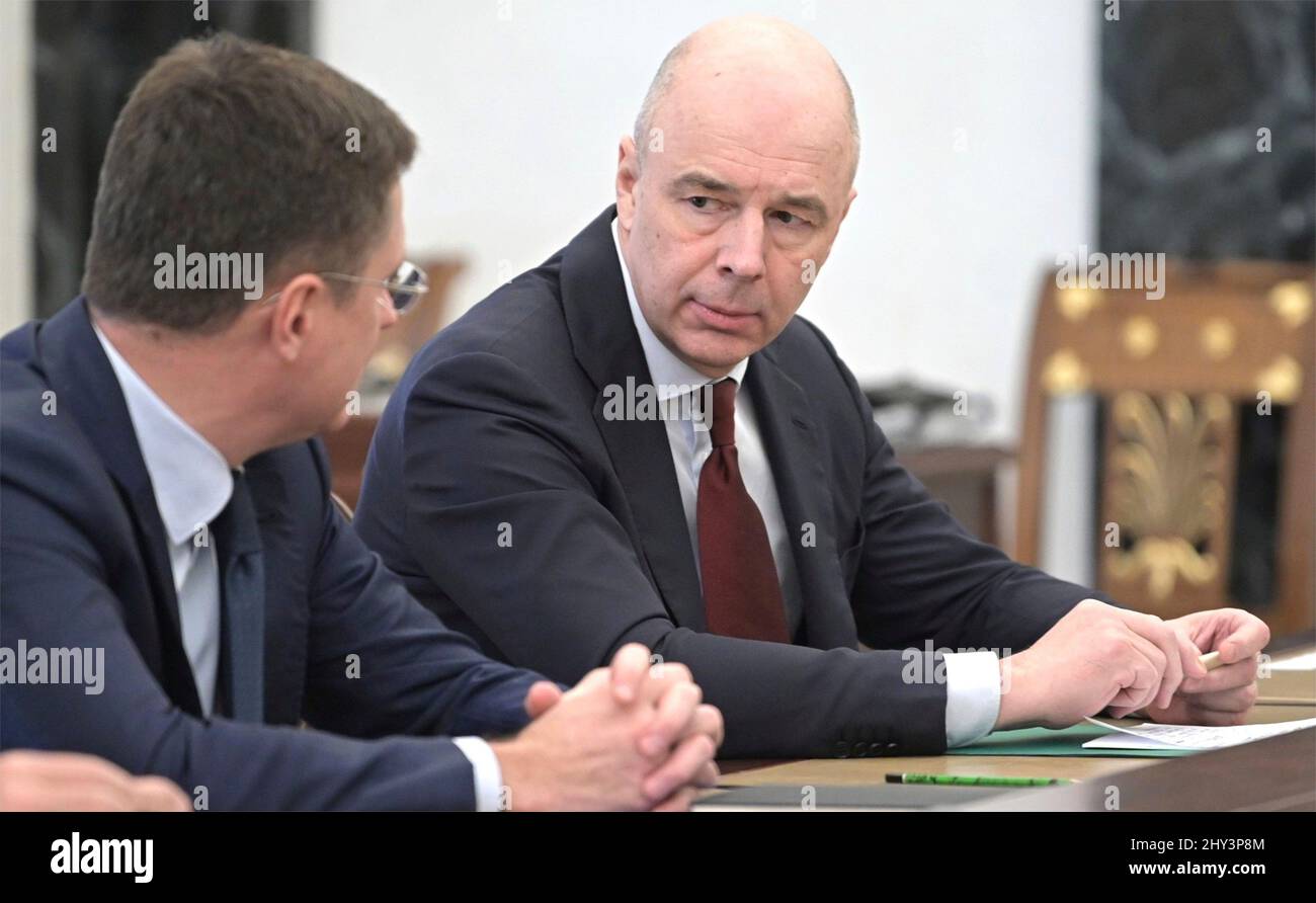 Moscou, Russie. 28 février 2022. Le ministre russe des Finances, Anton Siluanov, à droite, s'entretient avec le vice-premier ministre, Alexander Novak, à gauche, avant le début d'une rencontre en face à face pour discuter des questions économiques organisées par le président Vladimir Poutine au Kremlin, le 28 février 2022 à Moscou, en Russie. Crédit: Aleksey Nikolskyi/Kremlin Pool/Alay Live News Banque D'Images