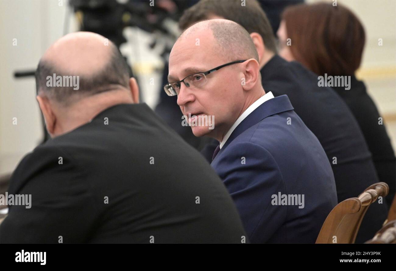 Moscou, Russie. 28 février 2022. Le premier vice-chef d'état-major du Bureau présidentiel, Sergueï Kiriyenko, au centre, s'entretient avec le Premier ministre Mikhail Mishustin, à gauche, avant le début d'une rencontre en face-à-face pour discuter des questions économiques organisées par le président Vladimir Poutine au Kremlin, le 28 février 2022 à Moscou, en Russie. Crédit: Aleksey Nikolskyi/Kremlin Pool/Alay Live News Banque D'Images