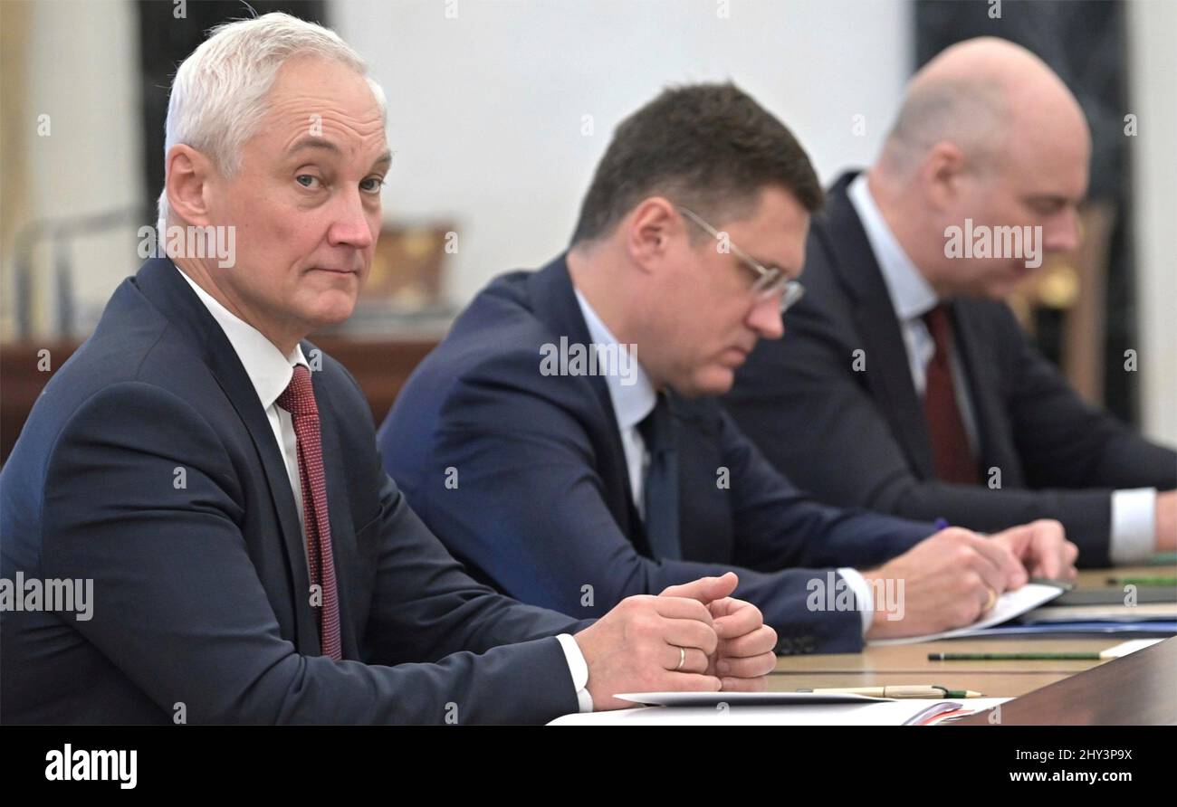 Moscou, Russie. 18 février 2022. Premier vice-premier ministre russe Andrei Belousov, à gauche, vice-premier ministre Alexander Novak et ministre des Finances Anton Siluanov, à droite, avant le début d'une rencontre en face-à-face pour discuter des questions économiques accueillie par le président Vladimir Poutine au Kremlin, le 28 février 2022 à Moscou, en Russie. Crédit: Aleksey Nikolskyi/Kremlin Pool/Alay Live News Banque D'Images