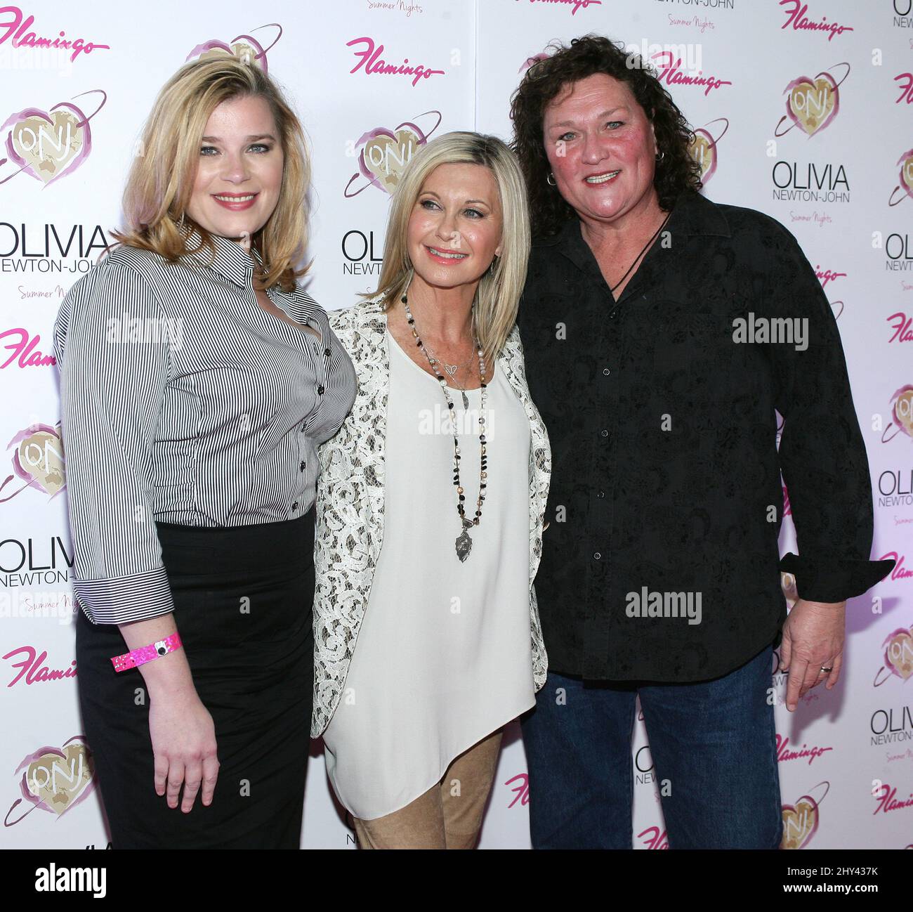 Bridgett Casteen, Olivia Newton-John et Dot Marie Jones assistant à l'inauguration des nuits d'été d'Olivia Newton John, au Flamingo Hotel and Casino de Las Vegas, Nevada. Banque D'Images