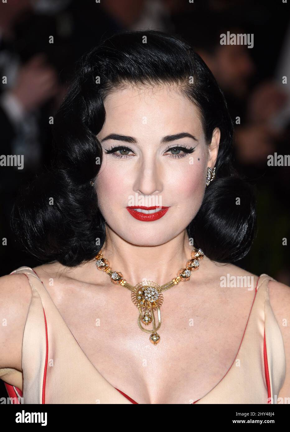 DITA Von Teese assister à l'Institut de Costume avantage au Metropolitan Museum of Art célébrer l'ouverture de Charles James: Beyond Fashion et le nouveau Centre de Costume Anna Wintour Banque D'Images